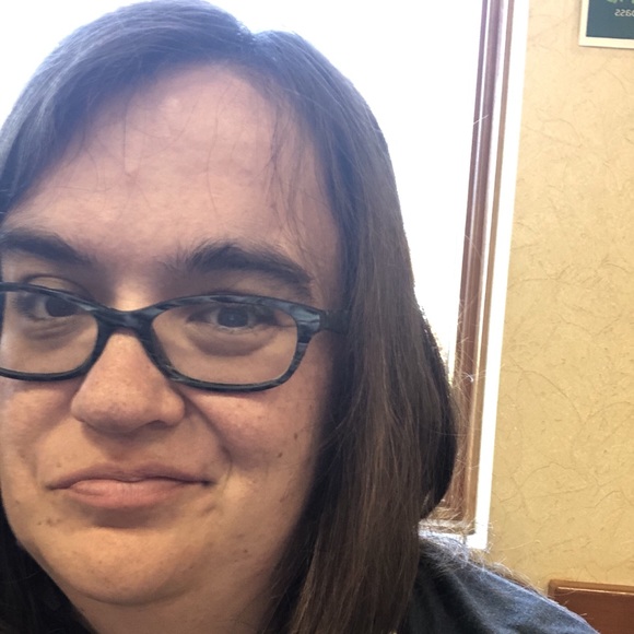 Meet your Posher, Hannah - Picture 1 of 4